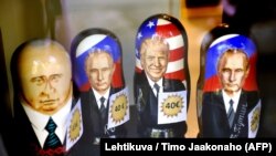 Матрешки с изображением президента России Владимира Путина и президента США Дональда Трампа в витрине книжного магазина. Хельсинки, 9 июля 2018 года.