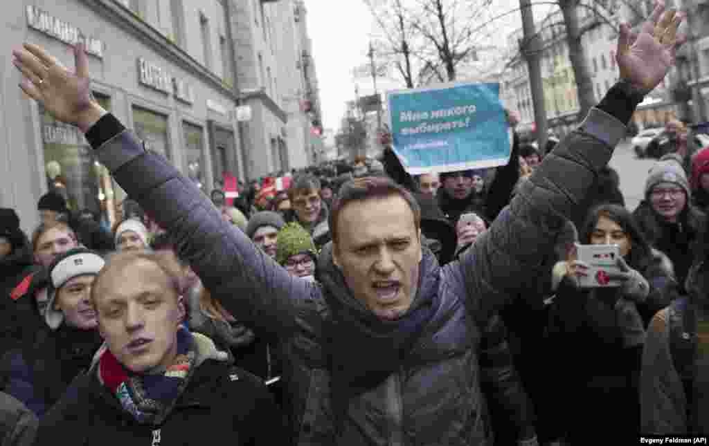 Алексей Навальный Мәскеудегі акция кезінде. Полиция Навальныйды жақтастарымен бірге Тверск көшесінде ұстап алып кеткен. 