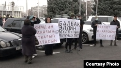 Мэриянын алдында Балбак Түлөбаевге каршы пикет болууда