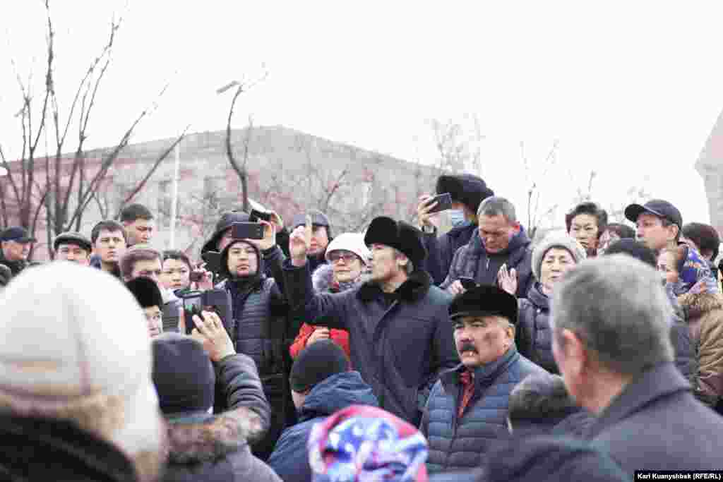 Талгат Рыскулбеков, младший брат Кайрата Рыскулбекова, героя событий декабря 1986 года, выступает перед собравшимися у монумента "Рассвет свободы", посвященного жертвам Декабрьских событий. Алматы, 16 декабря 2018 года.