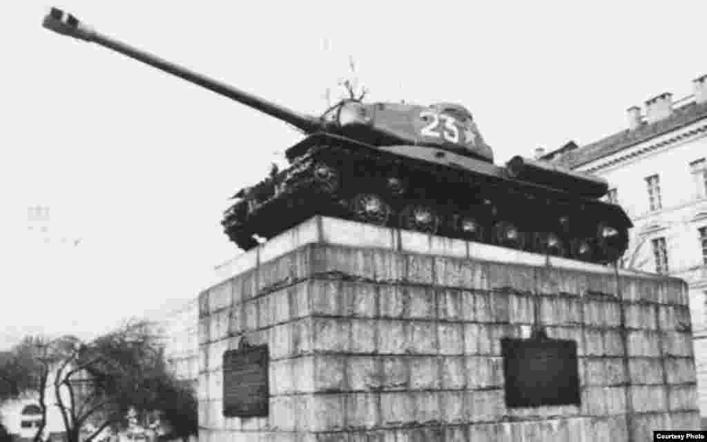 Прагадағы совет танкистерінің ескерткіші. Тұғырда "ИС-2" модельді, 24-ші нөмірлі мүлдем басқа техника тұрғаны анық байқалады.