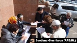 Гражданские активисты подписывают письма президенту Казахстана Нурсултану Назарбаеву и государственному секретарю Казахстана Гульшаре Абдыкаликовой. Астана, 24 апреля 2017 года.