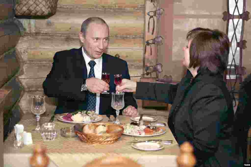 Владимир и Людмила Путины обедают в ресторане сибирской кухни в Москве после голосования на выборах в Государственную Думу. Декабрь 2007 года.