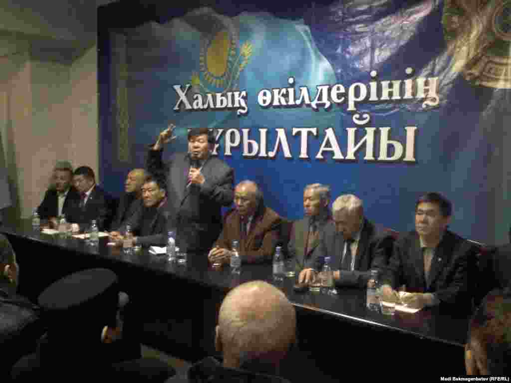 23 қарашада Алматыда Халық өкілдерінің құрылтайының алғашқы жиыны өтті. Жиында Ұлттық кеңес құрылып, тұжырымдамасы бекітілді. Ұлттық кеңестің жетекшісі болып ақын Мұхтар Шаханов сайланды. Ол ұйымның бірлестік немесе қозғалыс ретінде тіркелмей әрекет ететінін айтты.