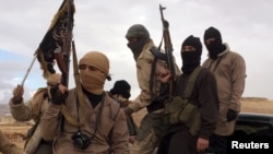 گروهی از افراد جبهه‌النصره که اکنون نام خود را به جبهه فتح‌الشام تغییر داده در این تصویری در نزدیکی لبنان