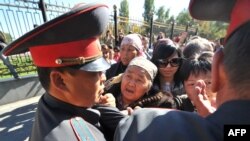 Нааразылык акцияларынын биринде. Бишкек. 10-октябрь, 2012-жыл 