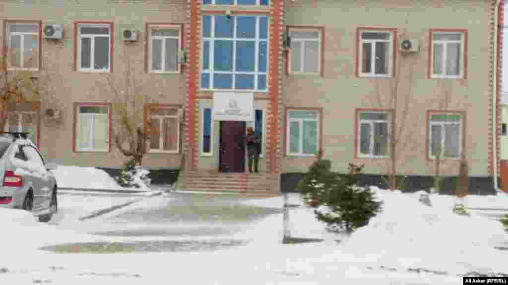 «Ақтөбе мұнай өңдеу зауыты» кеңсесі алдында тұрған қарулы адам. 