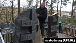 Адкрыцьцё і асьвячэньне помніка Рыгору Барадуліну на Бутаўскіх могілках ва Ўшачах. На фота - скульптар Ігар Засімовіч. 26 сьнежня 2015 году