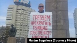 Житель Алматы Асхат Жексебаев пикетирует с призывом освободить политзаключенных. Алматы, 4 октября 2019 года.