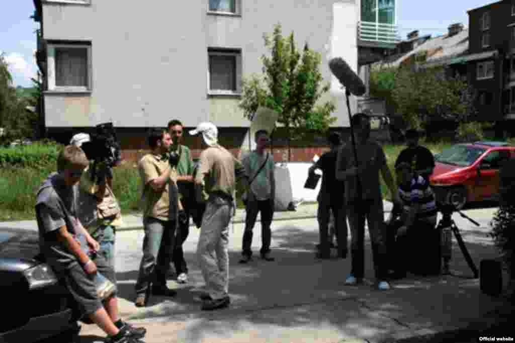 Žena u ljubičastom - U periodu od 16. do 18. maja na ulicama Sarajeva snimao se kratki film ŽENA U LJUBIČASTOM bh. reditelja Igora Drljače. Scenarij za ovaj film uz Drljaču potpisuje i Hrvoje Župarić iz Hrvatske, a producent je Orkan Bayram iz Turske. Glavnu žensku ulogu tumači glumica Mediha Musliović, a glavnu mušku Haris Begić iz BiH. Ostatak glumačke ekipe čine bh. glumci Aleksandar Seksan, Alen Muratović i Emina Muftić. „Iskustva na ovom projektu su jako dragocjena. Bilo je to veoma zanimljivo iskustvo. Snimanje u Sarajevu prošlo je veoma dobro i bez ikakvih problema. Cijela ekipa je bila super i što je najvažnije svi smo jako zadovoljni“, kazao je Drljača.
