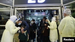 معاینه مسافران چینی با تبسنج هنگام ورود به خاک عربستان سعودی