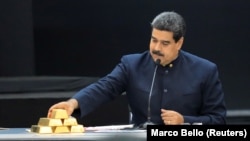 Президент Венесуэлы Николас Мадуро с золотыми слитками на встрече с министрами, отвечающими за экономический сектор страны. Каракас, 22 марта 2018 года.