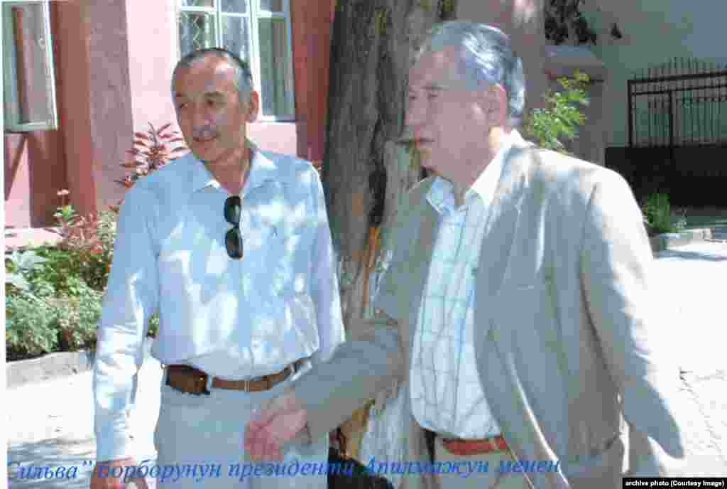Чингиз Айтматов и Апилмажун Темиралиев. 
