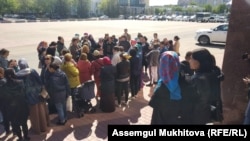 Нұр-Сұлтан қаласы әкімдігінің алдына жиналған аналар. 16 мамыр 2019 жыл.