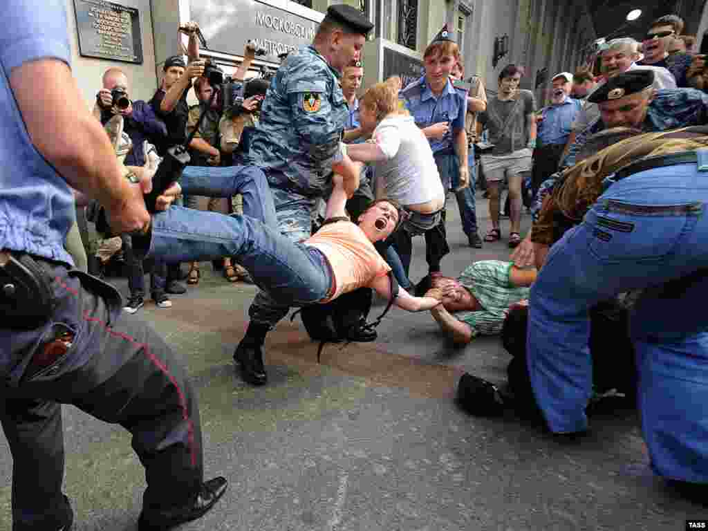 Москвада тартип коргоо кызматкерлери оппозициянын митингин күч менен таратты.