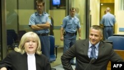 Naser Orić i njegov advokat Vasvija Vidović u Haškom tribunalu nakon izricanja oslobađajuće presude.