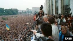 Президент России Борис Ельцин выступает на митинге в поддержку демократии 