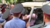 Армения – Сотрудники полиции задерживают молодых активистов АНК. Ереван, 31 мая 2010 г.