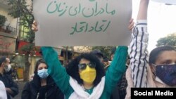 نرگس محمدی از اوائل دهه هشتاد به‌تناوب زندانی شده است