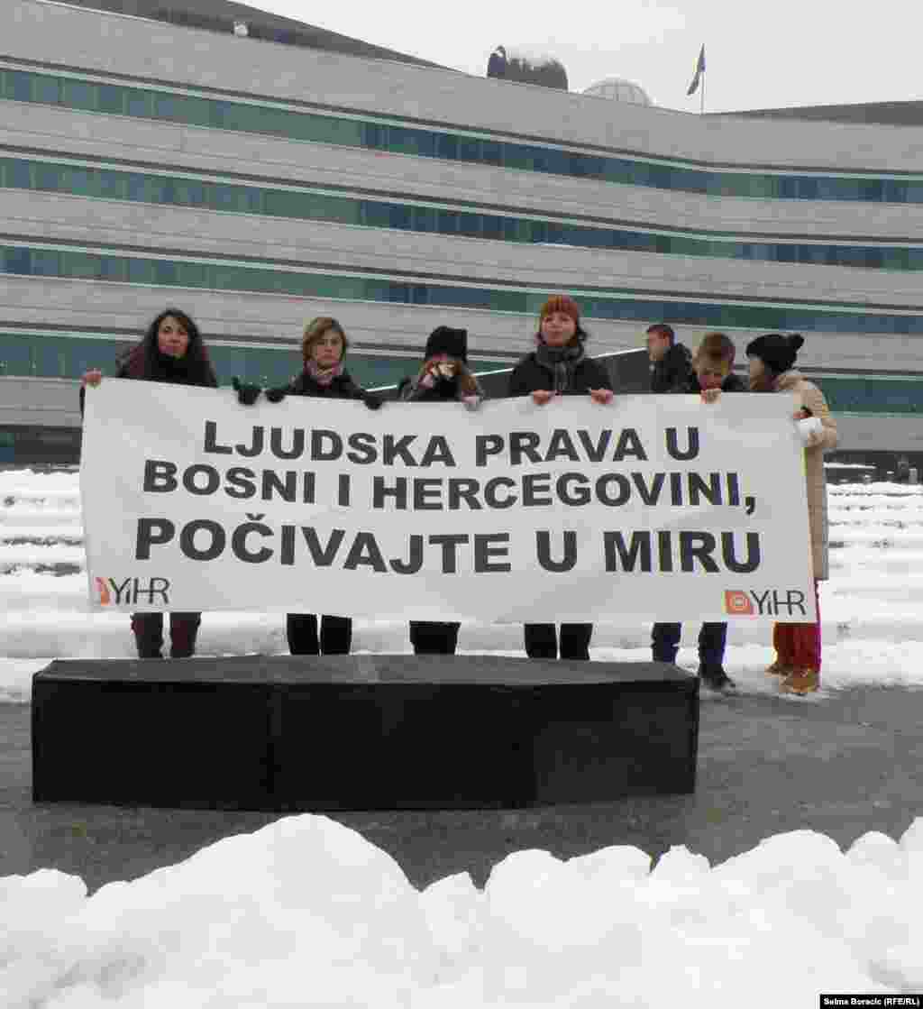 Performans "Sahrana ljudskih prava u BiH" na sarajevskim ulicama, 10. decembar 2012.