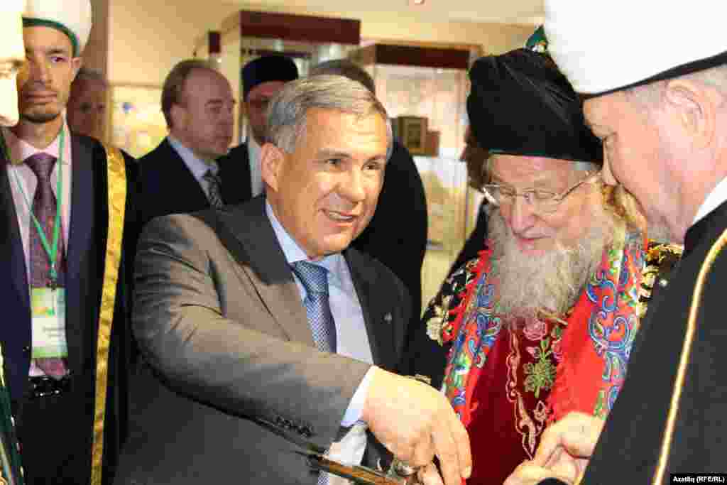 Татарстан президенты Рөстәм Миңнеханов конференция алдыннан Русия мөфтиләре белән фикерләшә