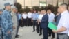 Баткендеги аткезчиликке каршы түзүлгөн мобилдик топ жана жергиликтүү бийликтин жетекчилери.