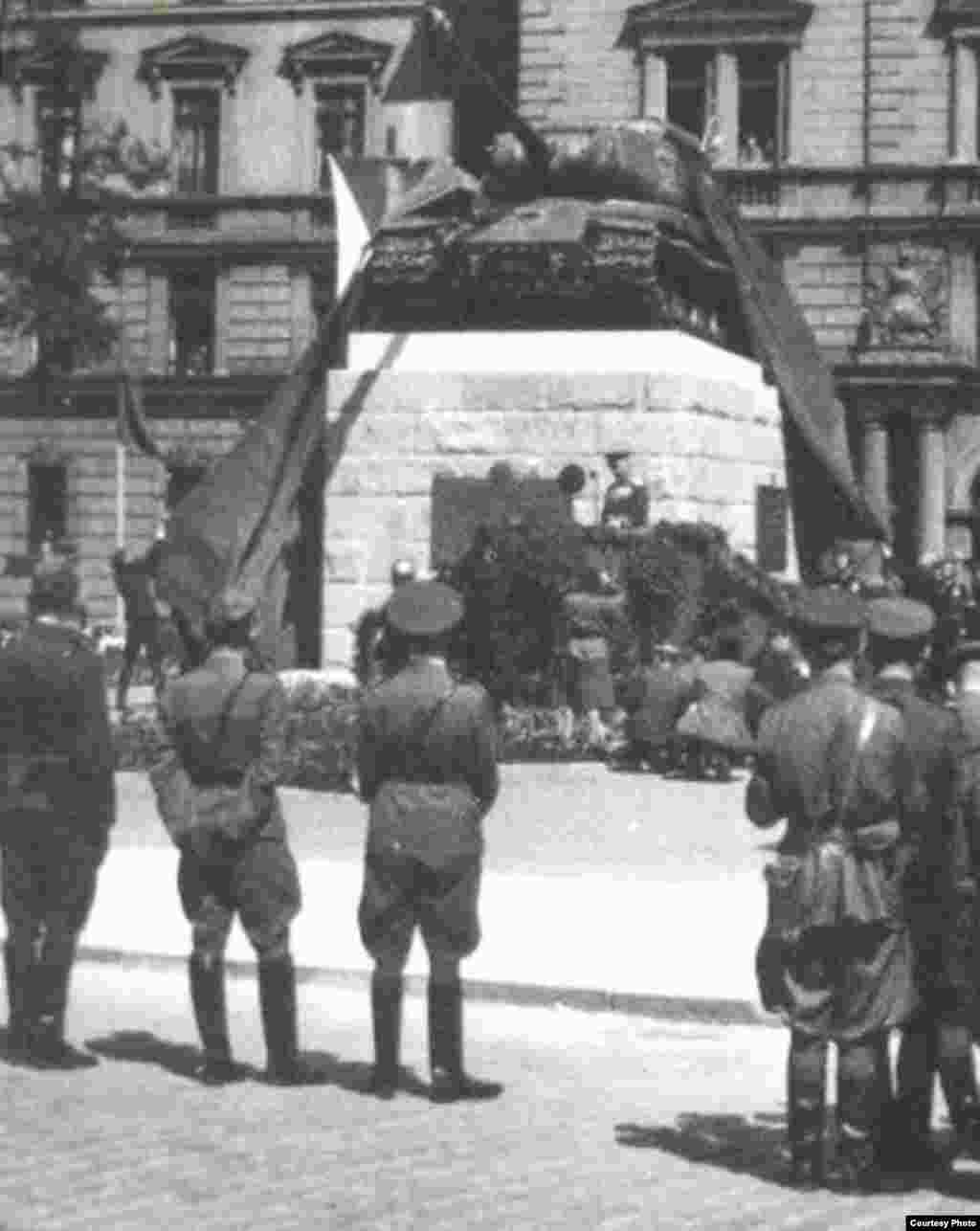 Прагада совет танкистеріне ескерткіш қойылып жатыр. 29 шілді 1945 ж. Тұғырға мүлдем басқа танк қойылып, "лейтенант Гончаренко мінген машина - осы" деп жариялады советтік үгіт-насихат шеберлері.