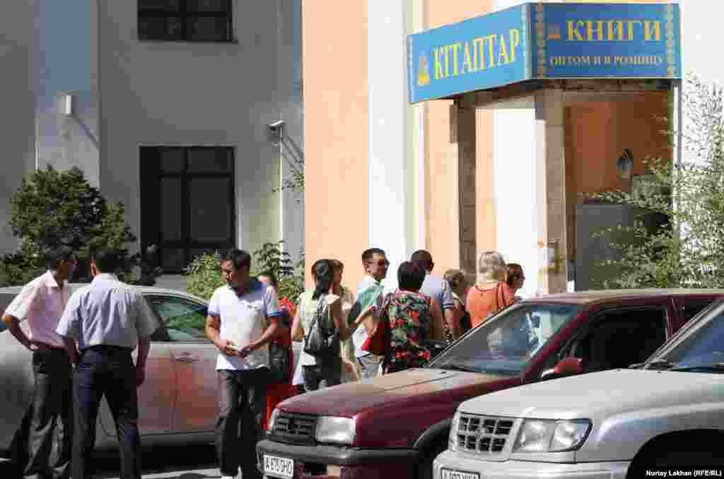 "Атамұра" баспасы ғимаратының кітап қоймасы. Кітап дүкенінен таппаған оқулықтарын тұрғындар осы қойма есігінен кезекке тұрып алып жатыр. Алматы 4 қыркүйек 2013 жыл