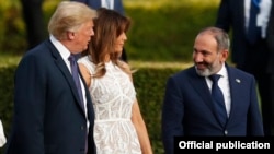 ՀՀ վարչապետ Նիկոլ Փաշինյանը զրուցում է ԱՄՆ նախագահ Դոնալդ Թրամփի և նրա տիկնոջ՝ Մելանիա Թրամփի հետ, Բրյուսել, 11-ը հուլիսի, 2018թ.