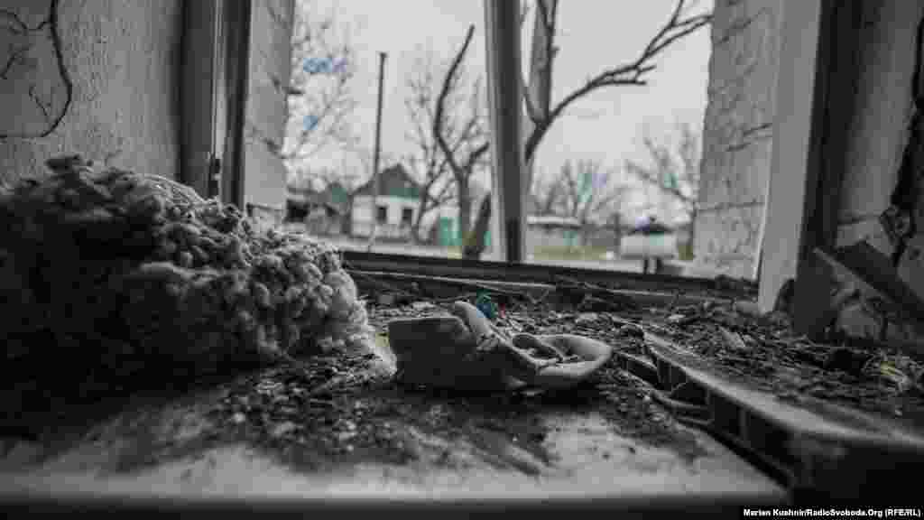 Ракета «Граду» прилетіла у двір Ганни. Це родовий будинок її покійного чоловіка. Після активізації бойових дій в Авдіївці, Ганна з дочкою переїхали в нову частину міста