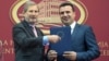 Еврокомесарот Јоханес Хан му го врачува извештајот на ЕК за напредокот на Македонија на премиерот Зоран Заев во април, годинава 