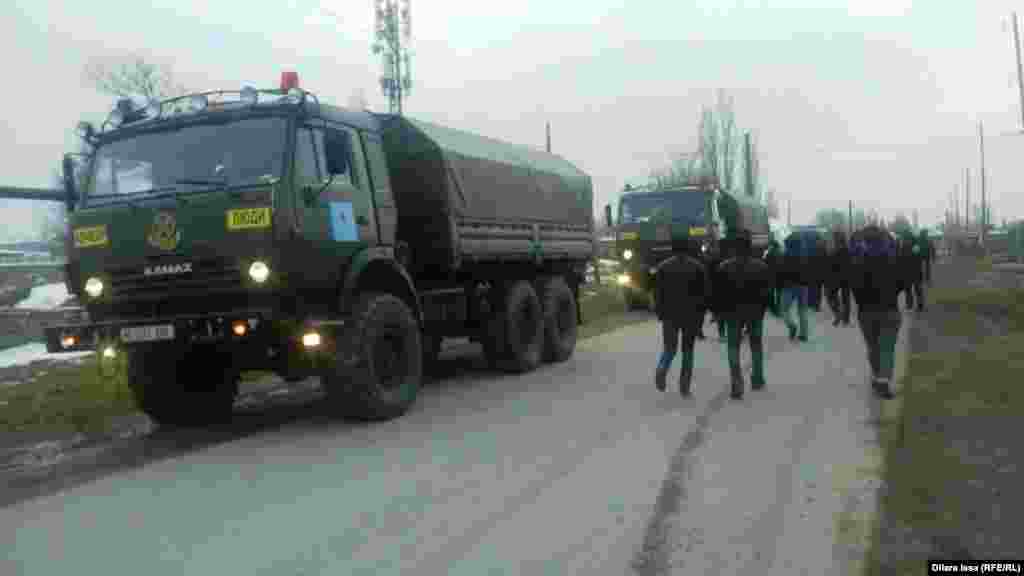 Военные машины на улице села. 