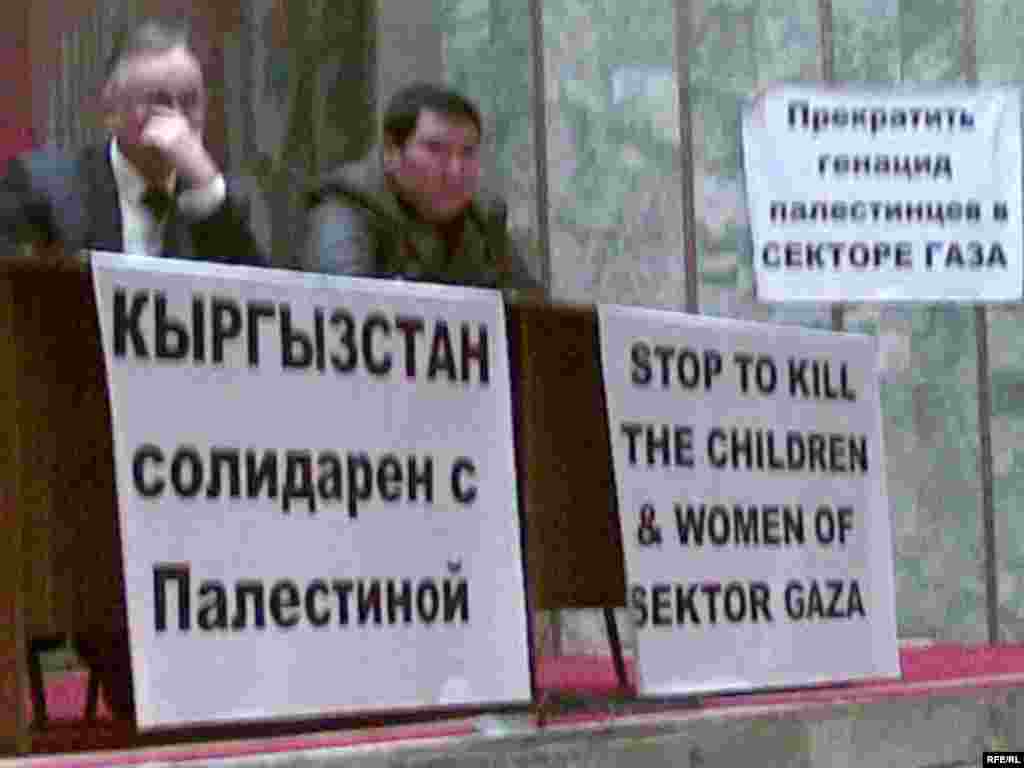 Правоохранительными органами Кыргызстана задержаны организаторы акции по сожжению государственных флагов США и Израиля Нурлан Мотуев и Турсунбай Бакир уулу.