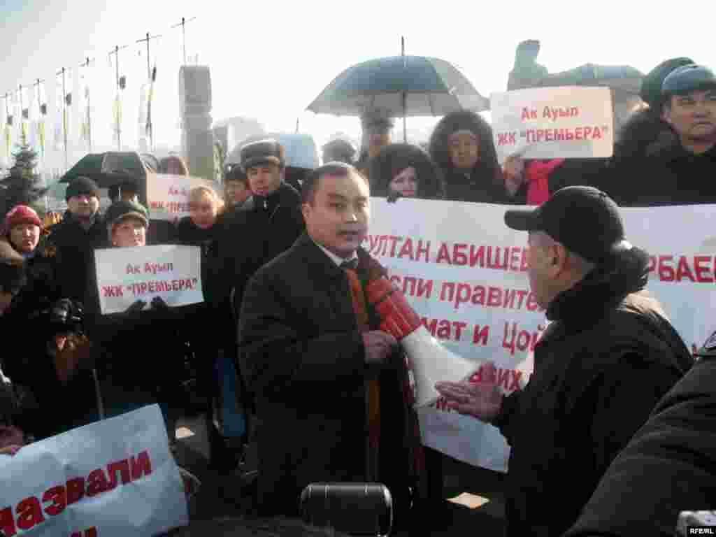 Прокуратура өкілі Ж. Еламанов үлескерлерді Республика алаңындағы наразылық акциясын тоқтатуға шақырды. 3 желт. 2008 жыл - Представитель прокуратуры Жасулан Еламанов просит дольщиков прекратить акцию протеста на Площади Республики. Алматы, 3 декабря 2008 года.