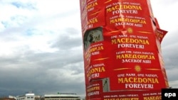 Posteri u centru Skoplja na kojima piše 'Jedno ime jedna nacija, Makedonija zauvek'