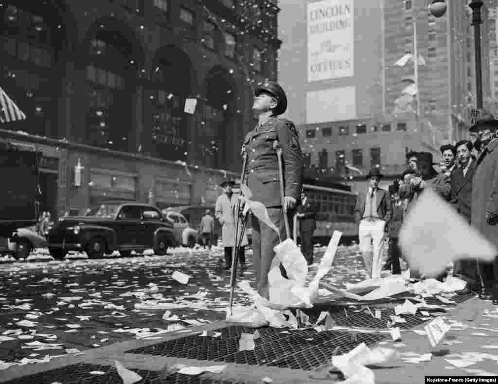 Ranjeni američki narednik Arthur Moore u na 42. ulici New Yorka. Tog trenutka proglašen je kraj rata, Sjedinjene Američke Države, 8. maj 1945.