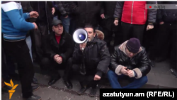 Ցուցարարները նստացույց սկսեցին կառավարությա շենքի առջև, 30 հունվարի, 2015թ․