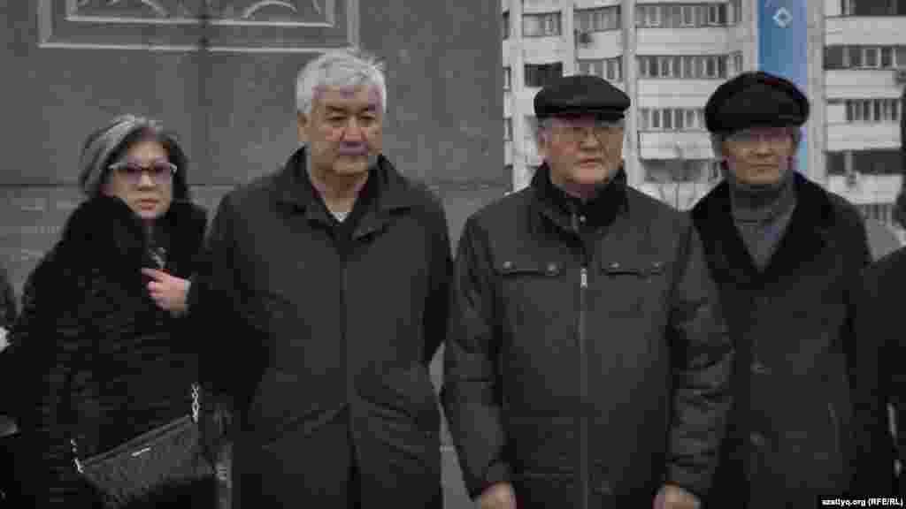 Гражданские активисты возложили цветы и к монументу «Рассвет независимости». 