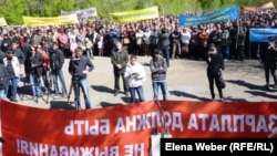 "АрселорМитталТеміртау" компаниясының жұмысшылары жалақыларын көтеруді талап етіп тұр. Теміртау, 19 мамыр 2012 жыл.