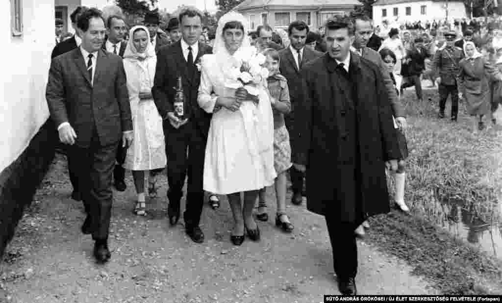 Николае Чаушеску (на переднем плане справа) приветствует молодоженов. Брашов, 1967 год. Поначалу Чаушеску был популярен в народе, несмотря на репрессии против политических оппонентов. Благодаря иностранным кредитам в румынских магазинах было относительное изобилие. 