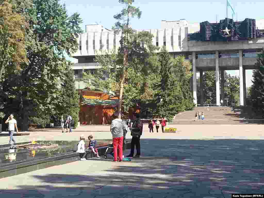 "Мәңгілік алау" маңында отырған демалушылар.