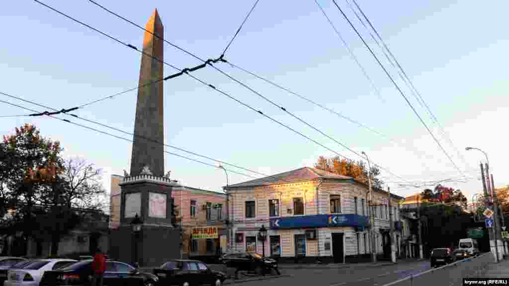 Долгоруковський обеліск, що його місцеві називають «шпилем». Пам'ятник був встановлений у вересні 1842 року на честь князя Василя Долгорукова, який командував російськими військами. У 1771 року вони здобули перемогу над турецькими військами і оволоділи Кримом
