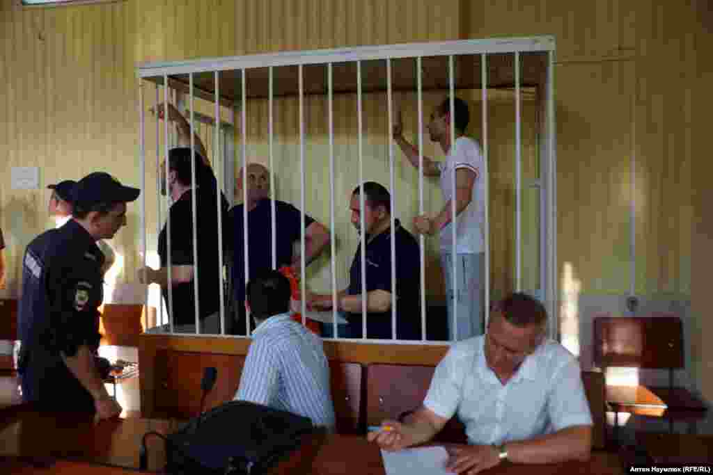 Заседание районного суда в Симферополе. За решеткой - крымские татары, которых обвиняют в участии в &quot;Хизб ут-Тахрире&quot;. На заседание принесли детей, некоторые родились уже после арестов.