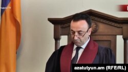 Սահմանադրական դատարանի նախագահ Հրայր Թովմասյանը հրապարակում է Ռոբերտ Քոչարյանի դիմումի քննության արդյունքում կայացված որոշումը, 4-ը սեպտեմբերի, 2019թ․