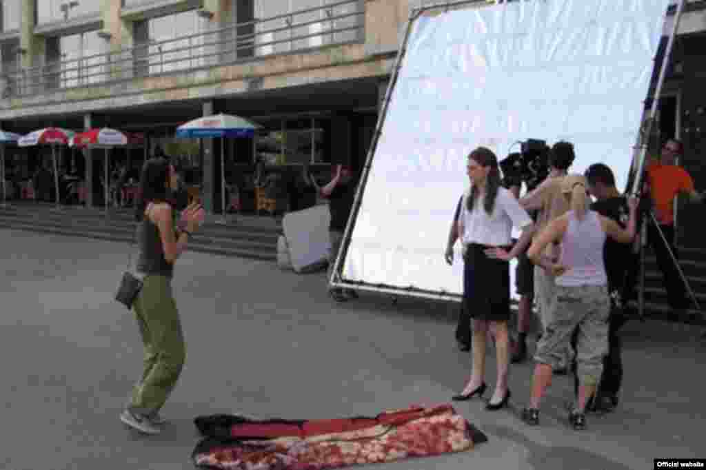 Čekanje - Ekipa filma ČEKANJE snimala je u periodu od 22. do 25. maja. Režiju potpisuje Daniel Beres iz Mađarske, a scenarista je Zacharias Mavroeidis iz Grčke. Uloge u filmu tumače Ivana Popović i Nebojša Đorđević iz Srbije, Maja Izetbegović, Mirza Tanović, Boris Ler, Jasenko Pašić, Mirela Lambić, Sanin Milavić i Mirna Kreso iz BiH. Zadovoljstvo nakon završenog snimanja nije skrivao ni reditelj Beres. Kako je istakao ekipa je vrijedno radila i sve je završeno prema planu. “Veoma smo umorni, ali se nadam da će se naš trud isplatiti“, kazao je Beres.