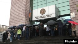 Сторонники премьер-министра Никола Пашиняна блокируют вход в здание суда общей юрисдикции ереванских административных районов Кентрон и Норк-Мараш, Ереван, 20 мая 2019 г.