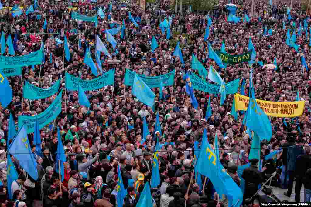 18. 2014 ел, Ак-Мәчет авылы Матәм чарасына кеше барыбер күп килде. Украин әләмнәре генә юк - алар тыелган.