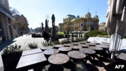 Prazna i zatvorena bašta kafea u centru Zagreba na samom početku pandemije, 19. marta 2020. 