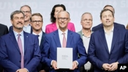 Novi njemački kancelar Fridrich Merz (u sredini) i njegovi koalicioni partneri nakon potpisivanja koalicionog sporazuma, 5. maja.
