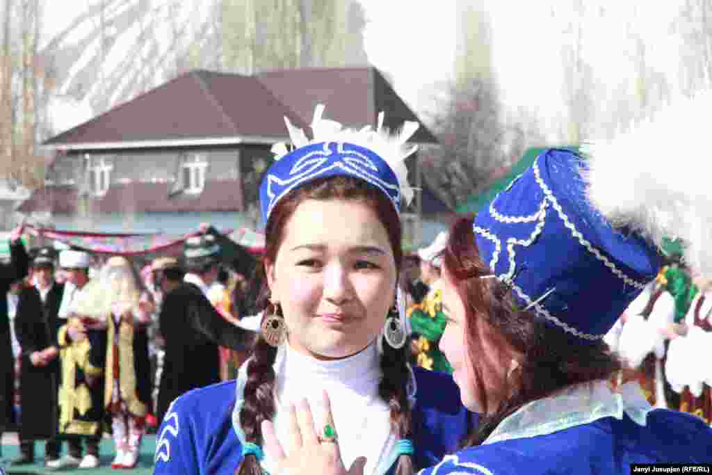 Кыргыздын улуттук кийимин кийген кыздар өз кезегин күтүүдө. 